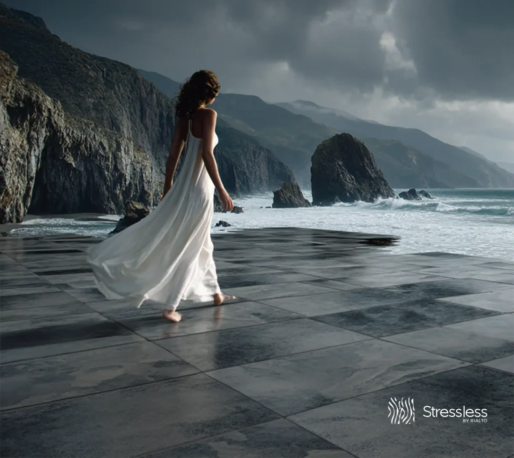 Mujer caminando sobre cerámica etna oscura frente al mar