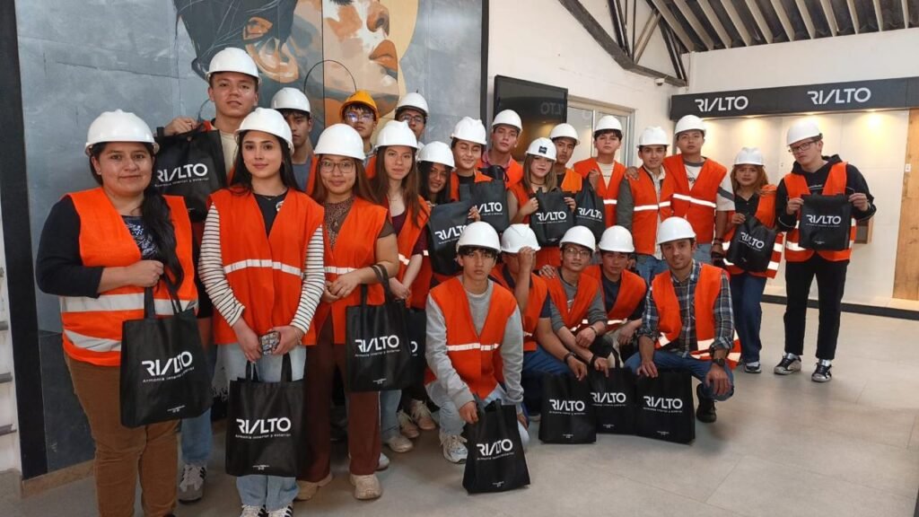Estudiantes de la UCACUE en recorrido por la planta de Cerámica Rialto