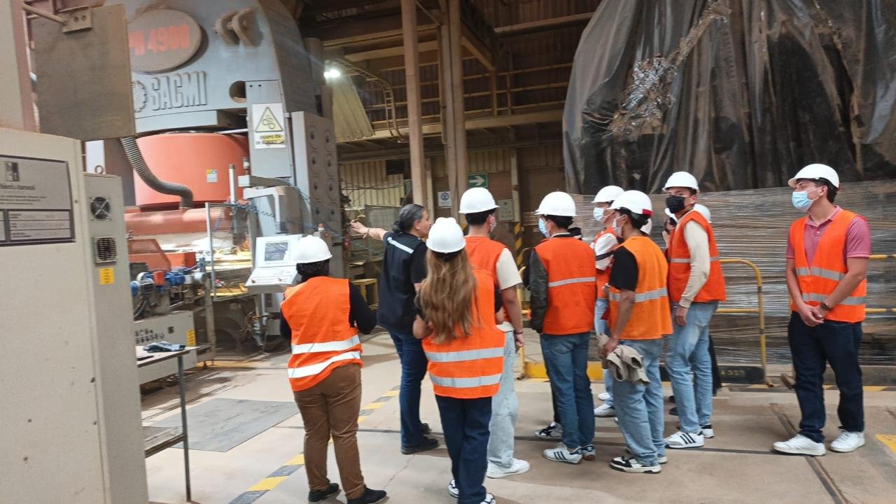 Estudiantes de Ingeniería Industrial junto al equipo de Cerámica Rialto