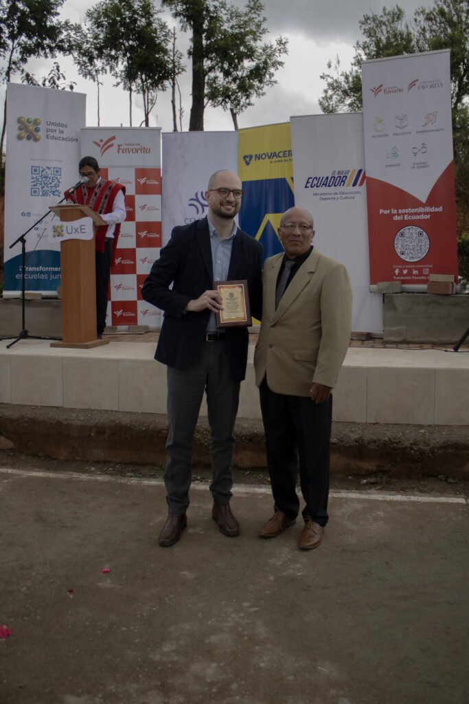 Entrega de obra del Centro Educativo Juan Peñafiel en Puca Cruz, Cuenca, con el apoyo de Rialto